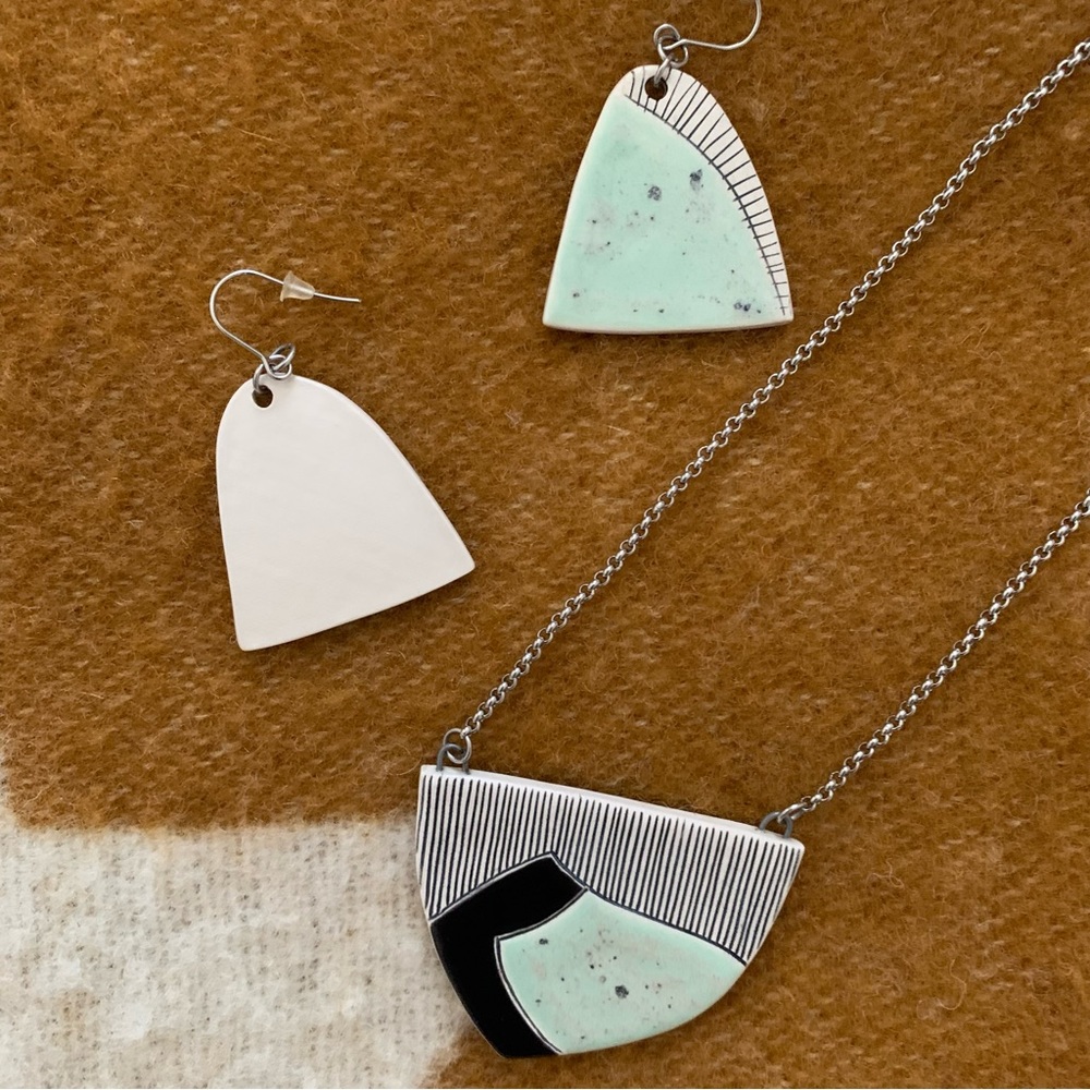 Gorgeous Matching Ceramic Necklace and Earring Set - Picture 11 of 12
